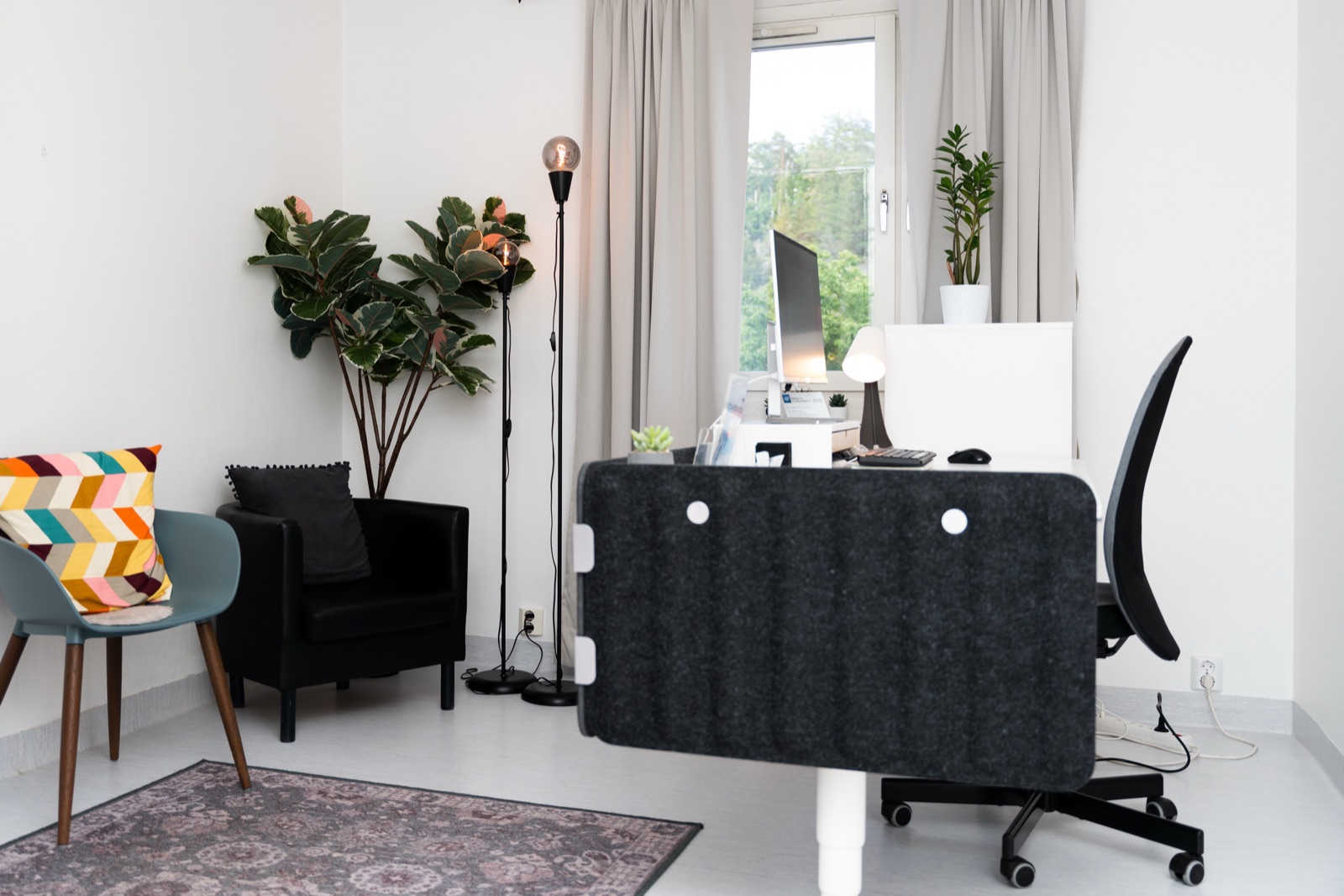 Samtalsrummet på kliniken med fåtölj och växter
