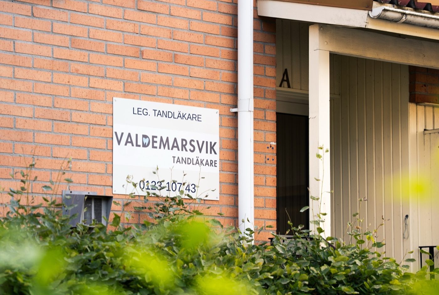 Skylten vid entrén på Axvägen 2A